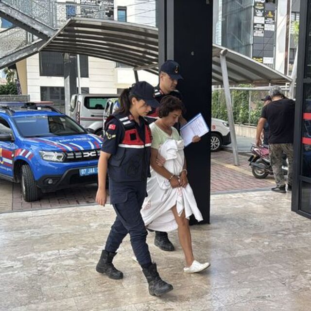 İş yeri ve minibüsü kundakladı