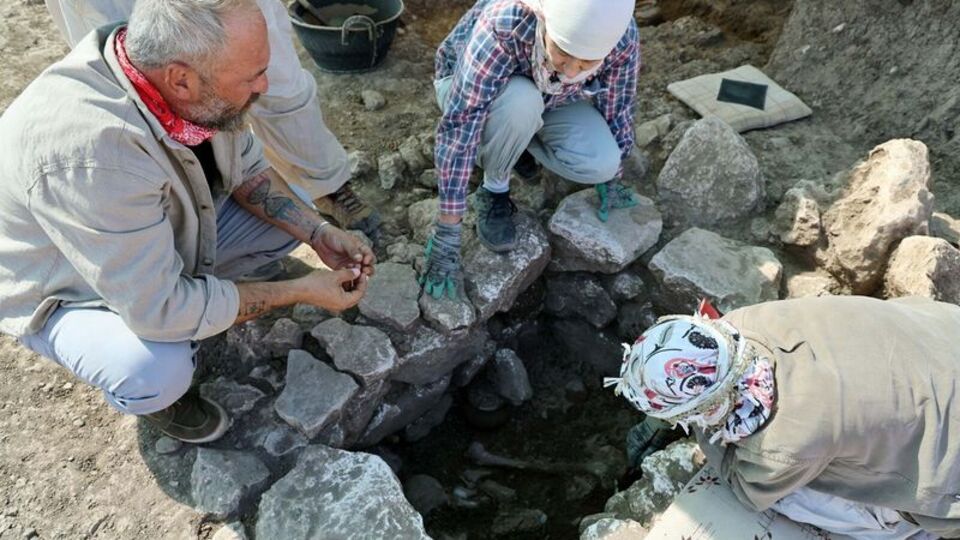 8 mezar gün yüzüne çıkarıldı