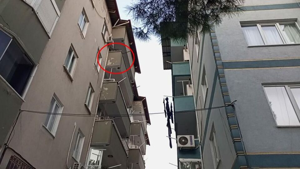 Çamaşır asarken balkondan düştü!