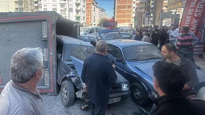 Kamyon, 15 araca çarptı! Yaralılar var!