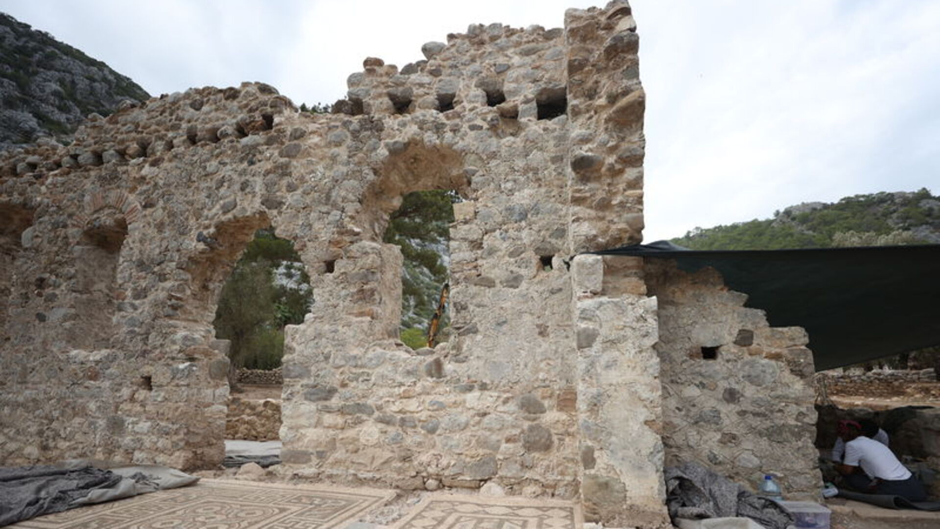 Olympos'ta yaklaşık 200 metrekarelik hamam yapısı bulundu