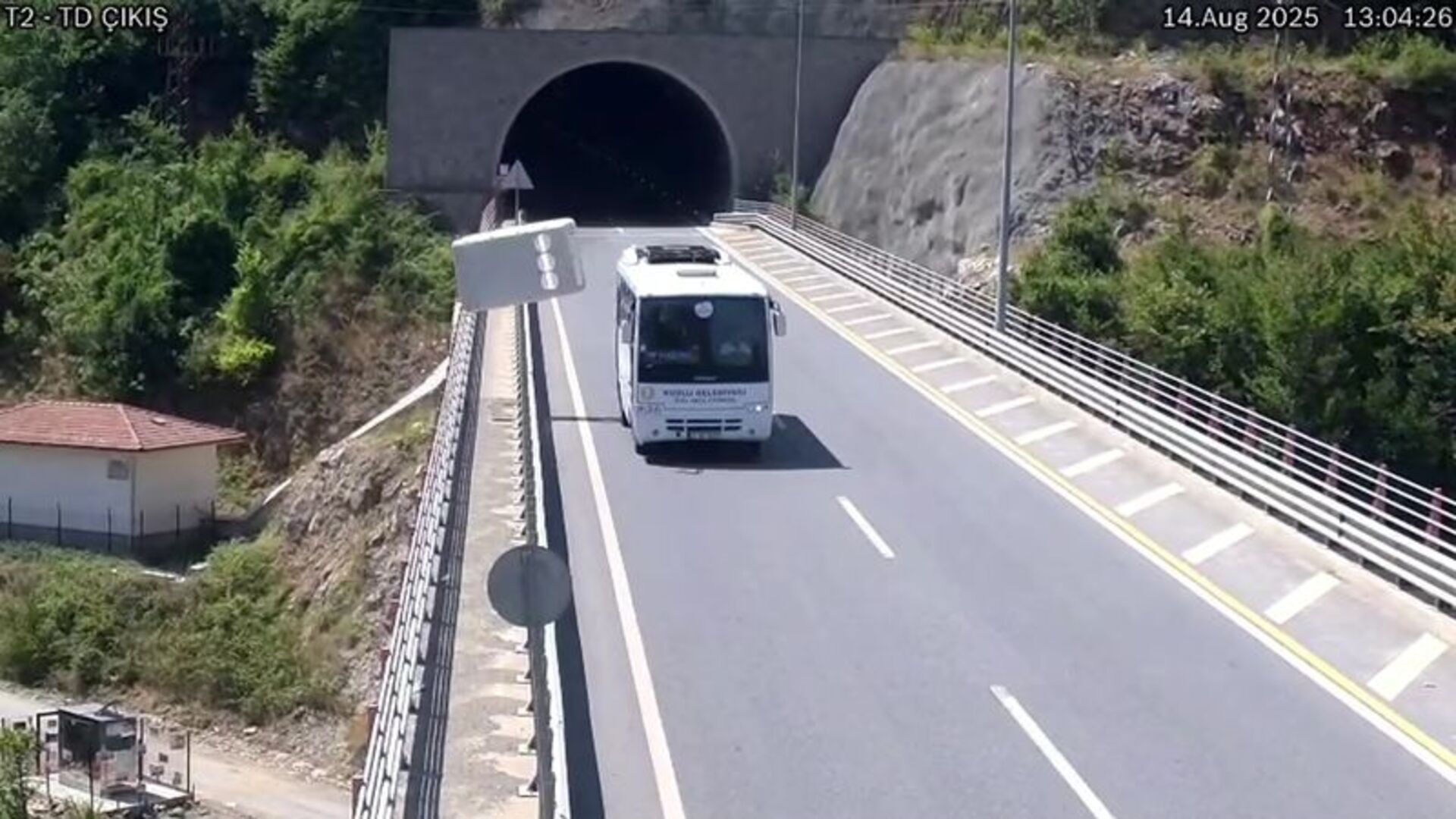 Klima Paneli Yoldan Geçen Araca Çarptı: İstanbul'da Nefes Kesen Kaza!