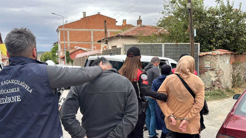 Edirne'de operasyon! 15 kaçak göçmen ile 4 FETÖ şüphelisi yakalandı