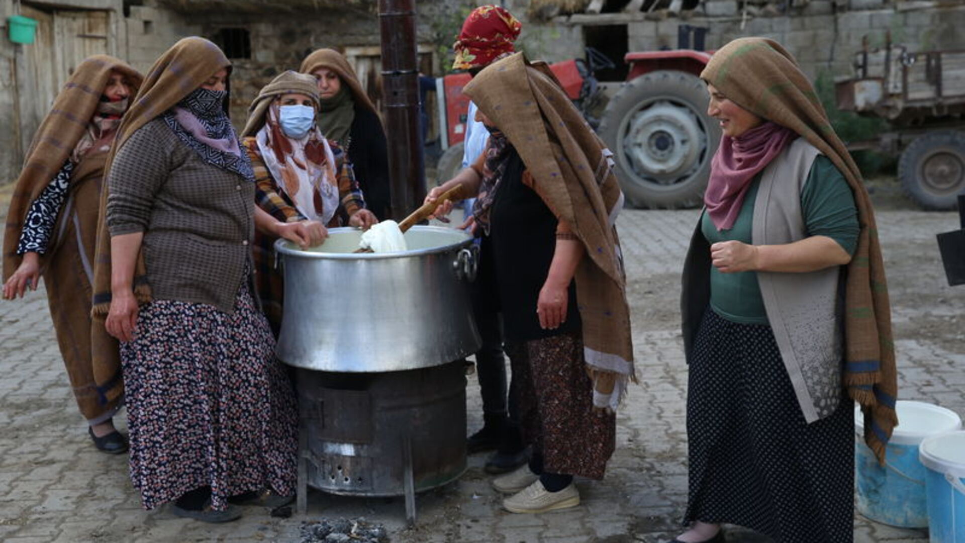 Ehramlı kadın çiftçilerden organik üretim | Son dakika haberleri