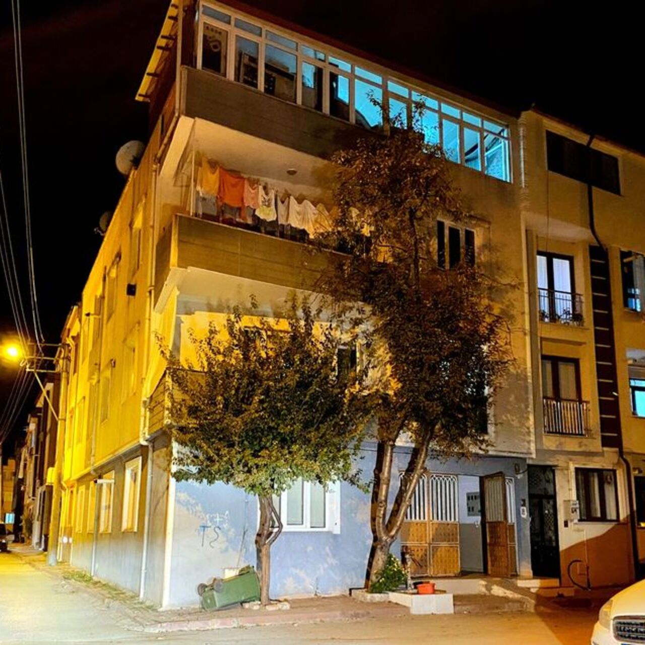 Evin terasında çamaşır toplarken düştü