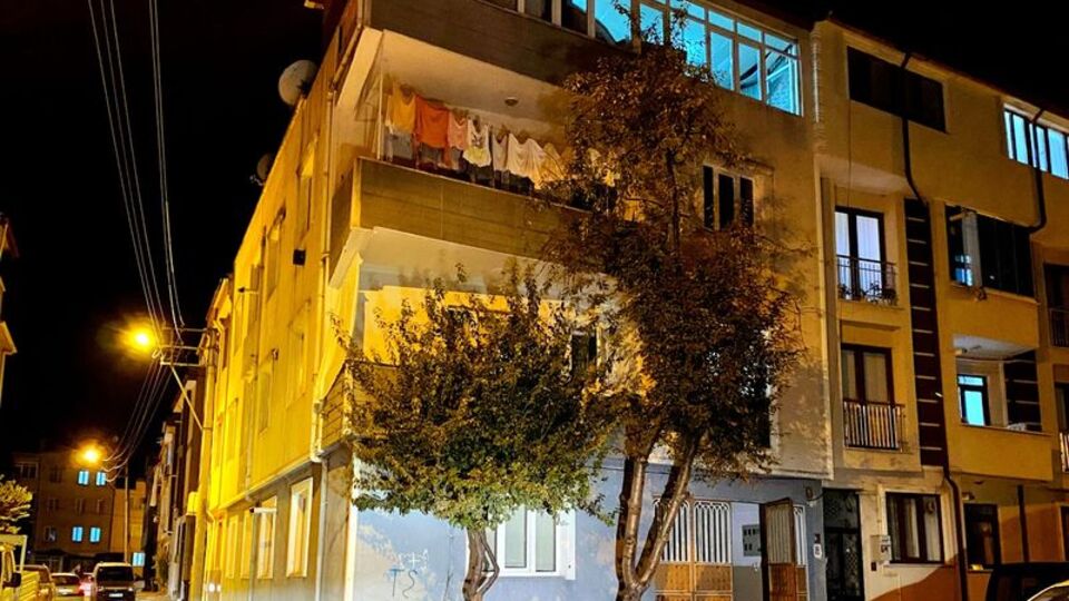 Evin terasında çamaşır toplarken düştü