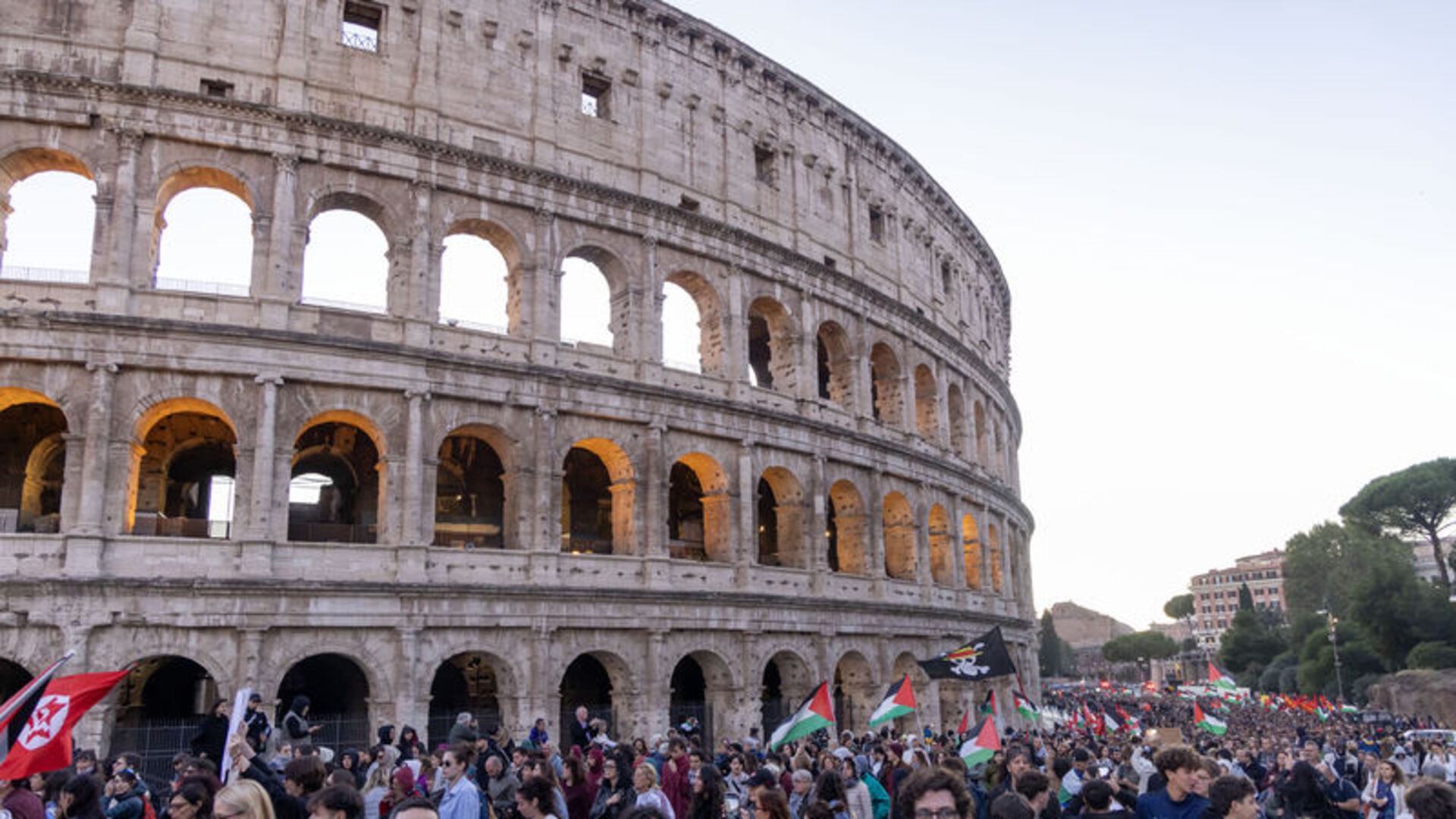 İsrail'in Küresel Sumud Filosu'na saldırısı dünyada protesto edildi | Dış Haberler