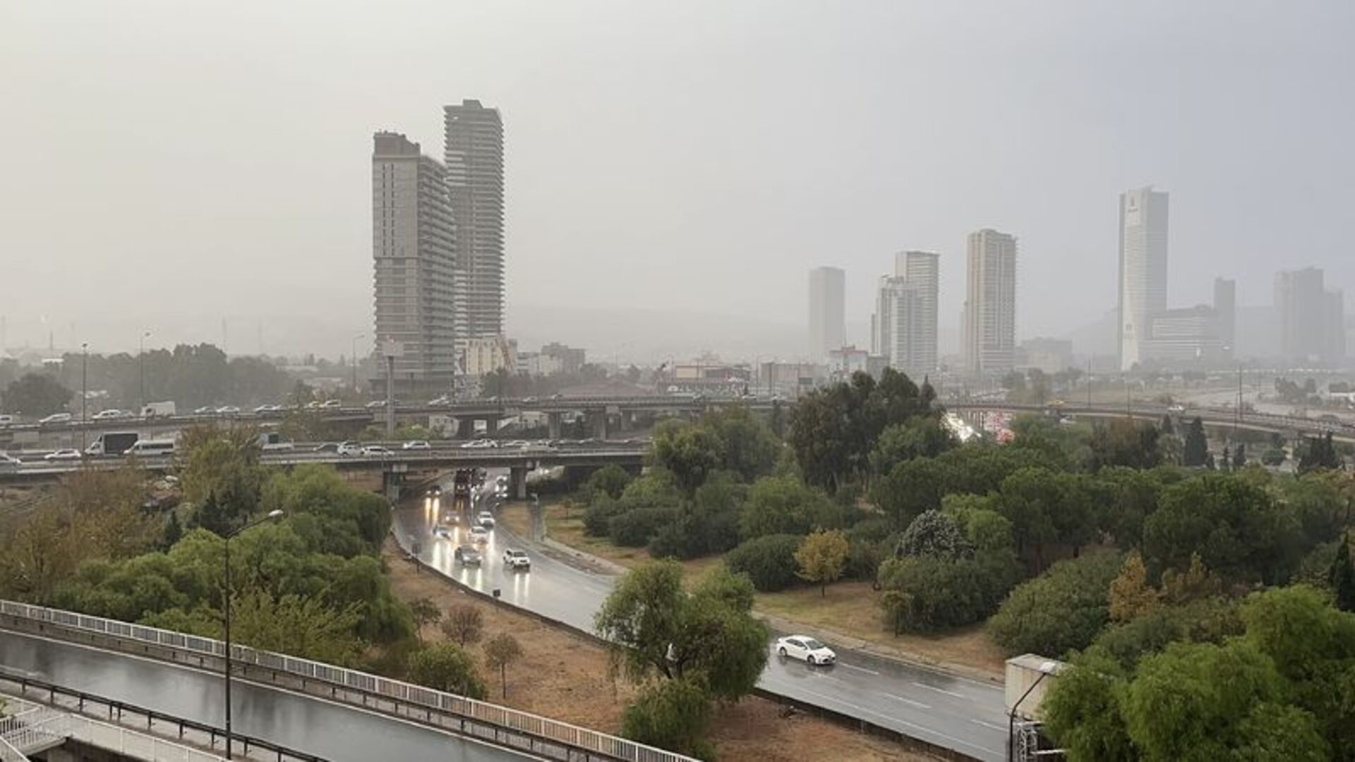 İzmir'i Vuran Sağanak: Şehir Sular Altında! Sokaklar Irmak Oldu