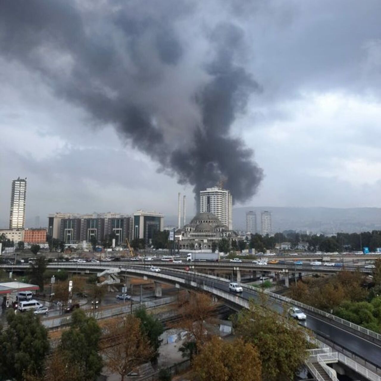 İzmir'de yangın! Gökyüzünü duman kapladı