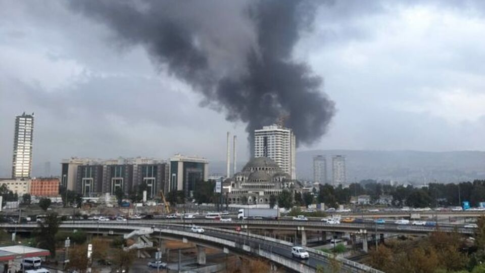 İzmir'de yangın! Gökyüzünü duman kapladı