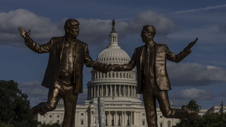 Trump ile Epstein heykeli yeniden Kongre binası önünde