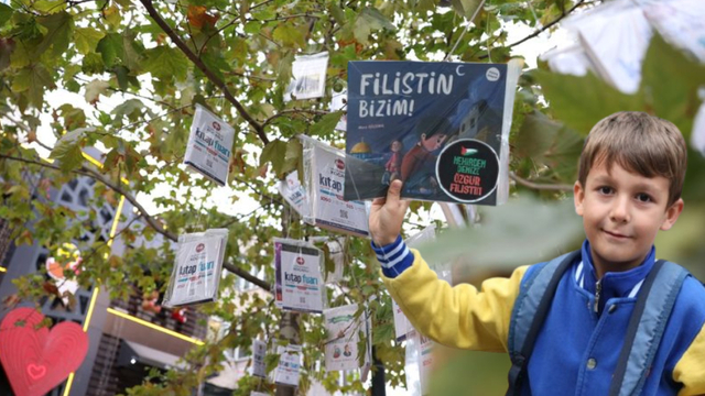Asırlık çınar ağaçları "kitap açtı"