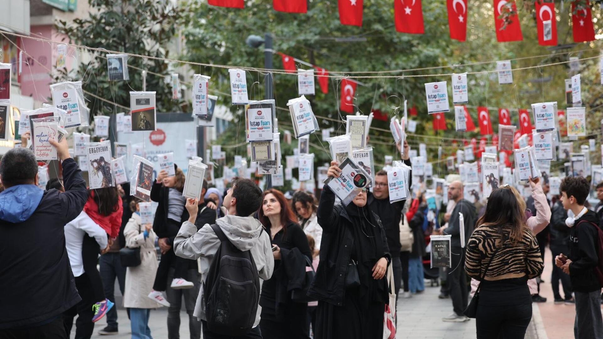 Kocaeli'de Ağaçlar Kitap Açtı! Şehrin Yeşil Dokusuna Edebiyat Dokunuşu