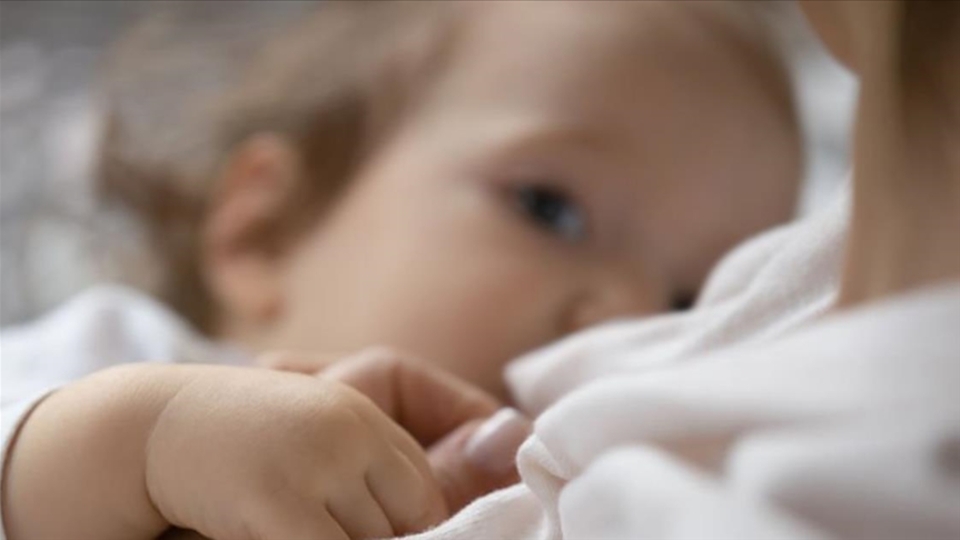 "Emzirmek hem anneyi hem bebeği obeziteden de koruyor"