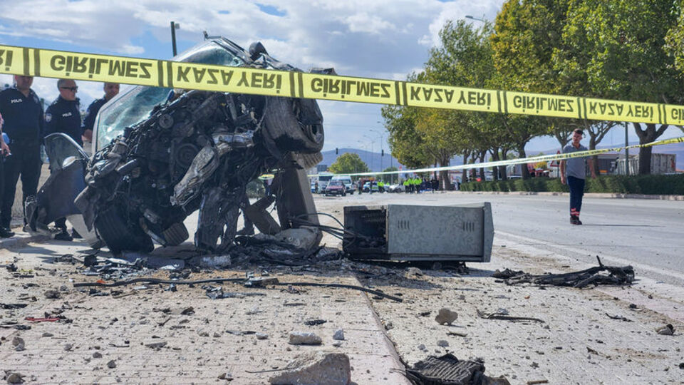 Kırmızı ışıkta bekleyen otomobil ikiye ayrıldı!