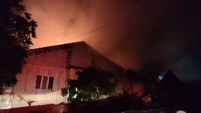 Saman deposundaki alevler eve ve otomobile sıçradı