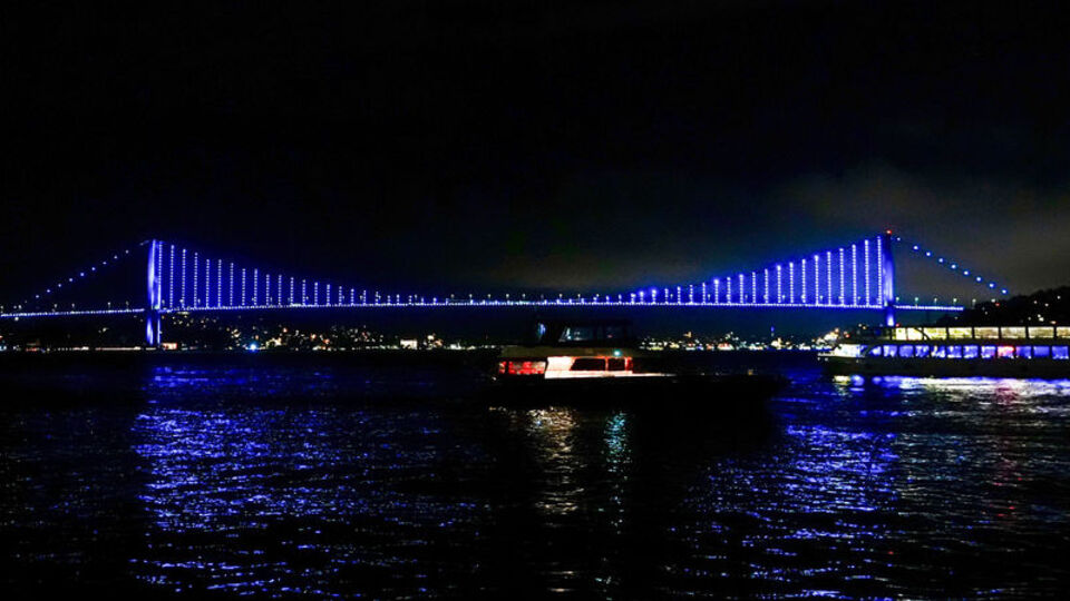 Türk Devletleri İşbirliği Günü'nde turkuaza büründüler
