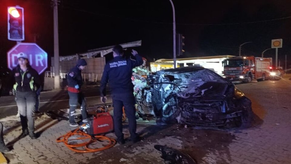 TIR ile çarpışan otomobil hurdaya döndü: 1 ölü, 3 yaralı