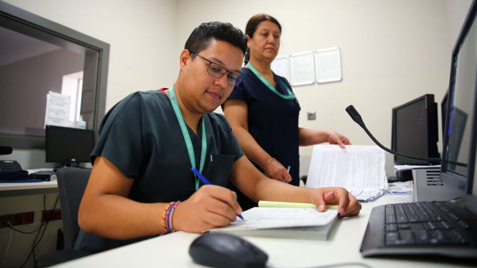 Genç doktorun mesai arkadaşı, hemşire annesi