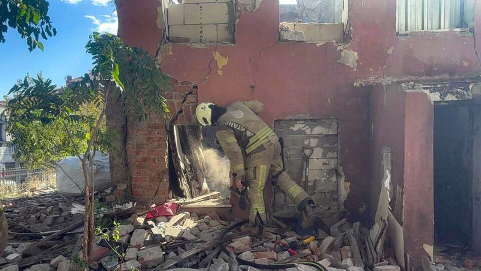 İstanbul'da metruk yapı çöktü