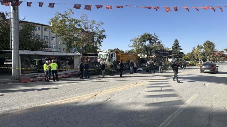 Freni arızalandı, 7 konteynere çarptı!