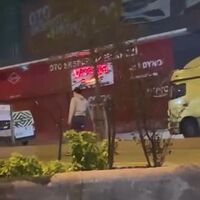 Yolu kesti, uyaranları bıçakla tehdit etti! | Son dakika haberleri