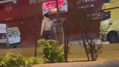 Yolu kesti, uyaranları bıçakla tehdit etti!