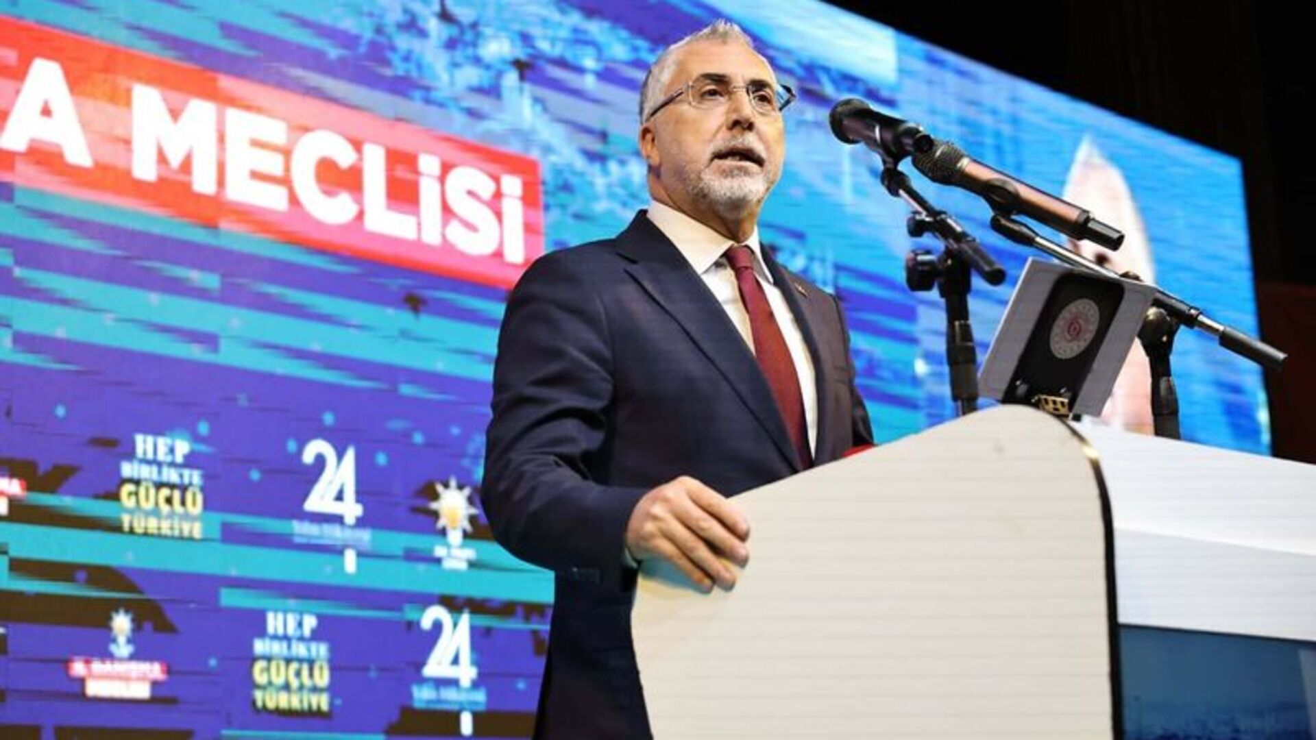 Bakan Işıkhan: İzmir çöp dağlarından ve kokudan geçilmiyor