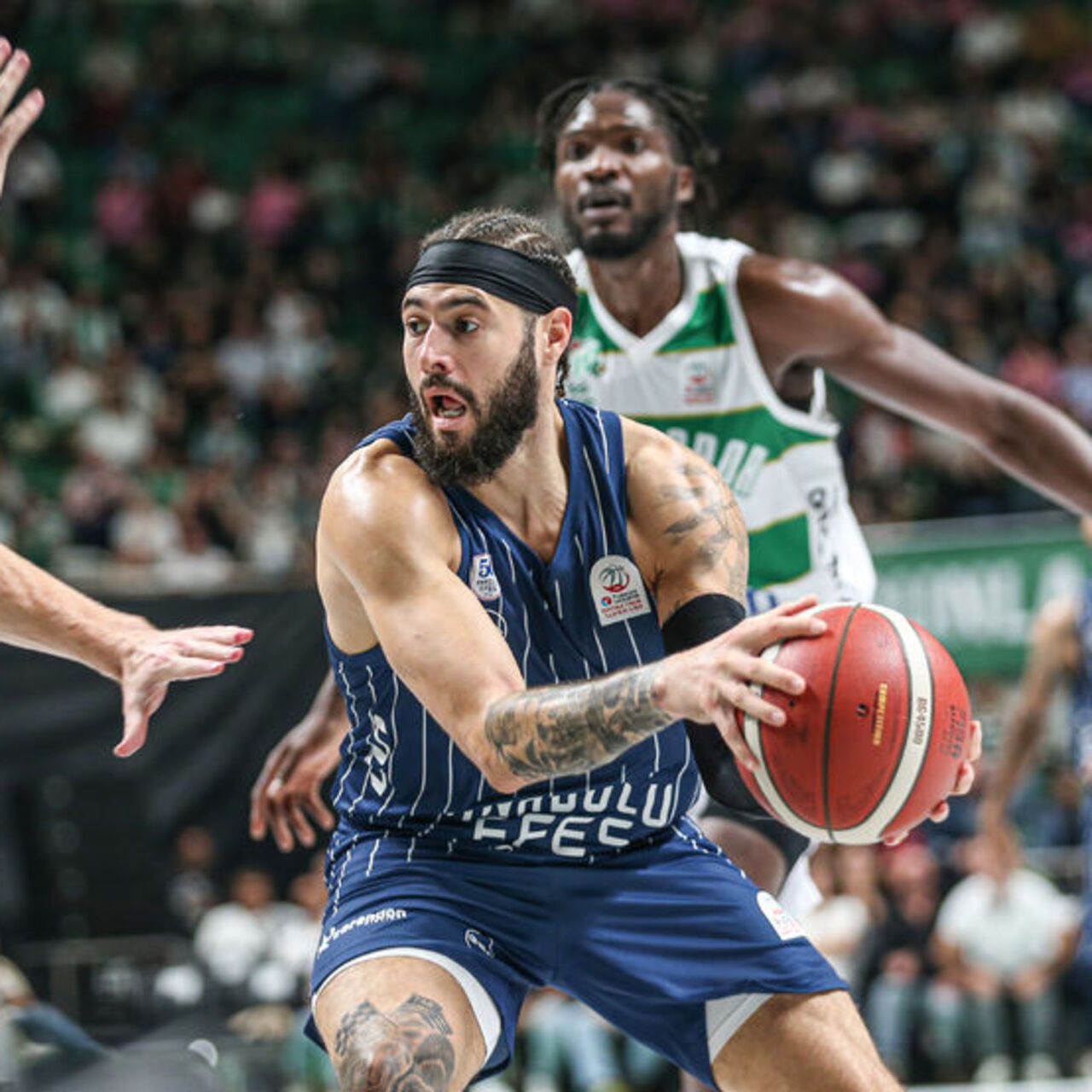 Anadolu Efes farklı galip!