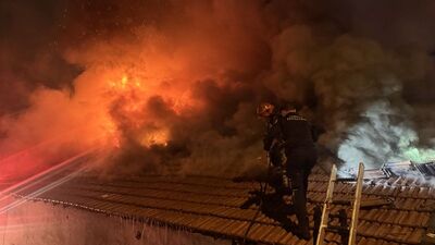 Yedek parça satılan iş yerinde yangın çıktı