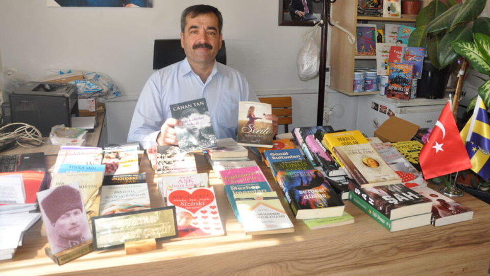 Muhtar bürosunu kütüphaneye çevirdi
