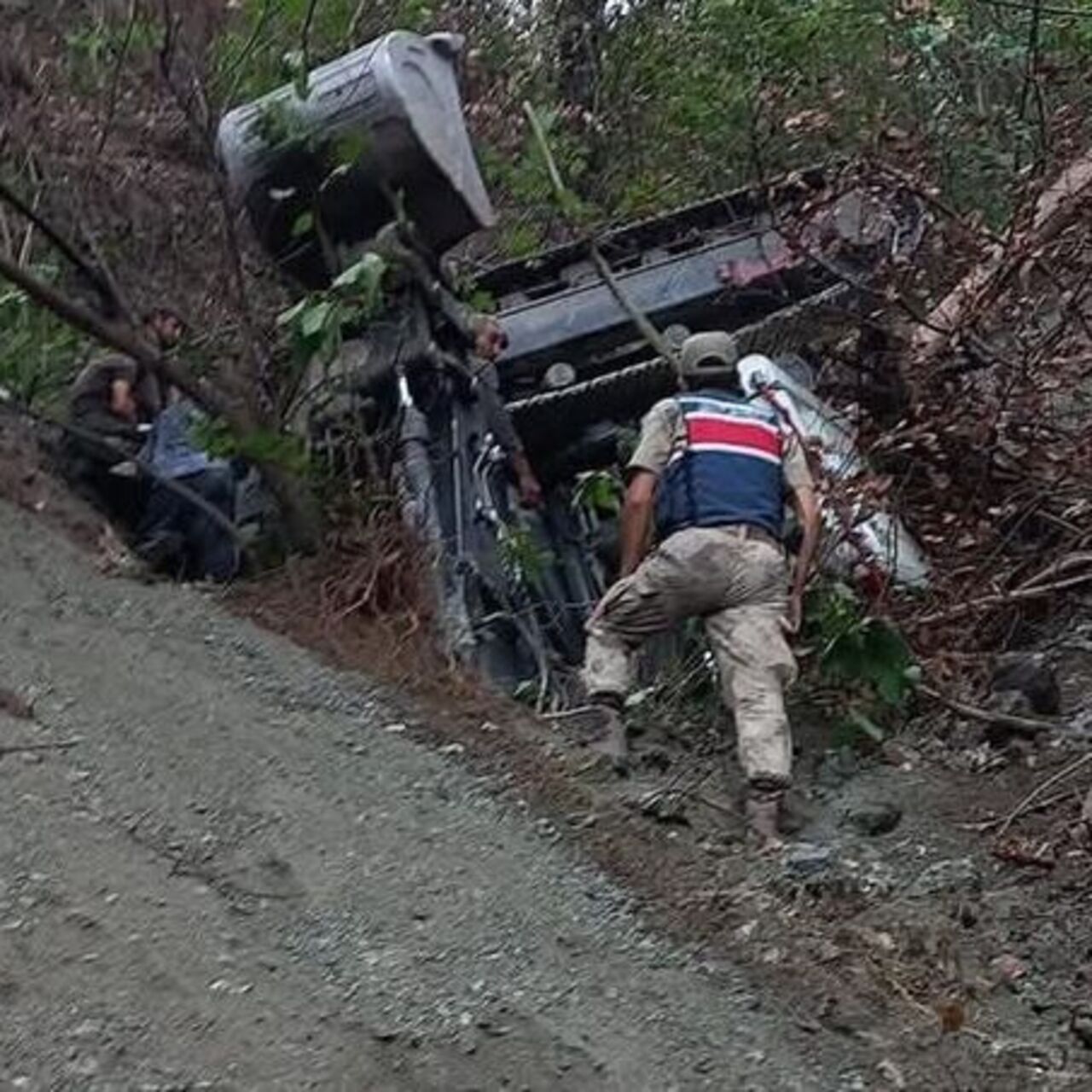 Yol açarken uçuruma yuvarlandı!