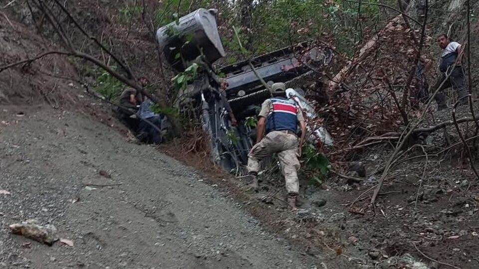 Yol açarken uçuruma yuvarlandı!
