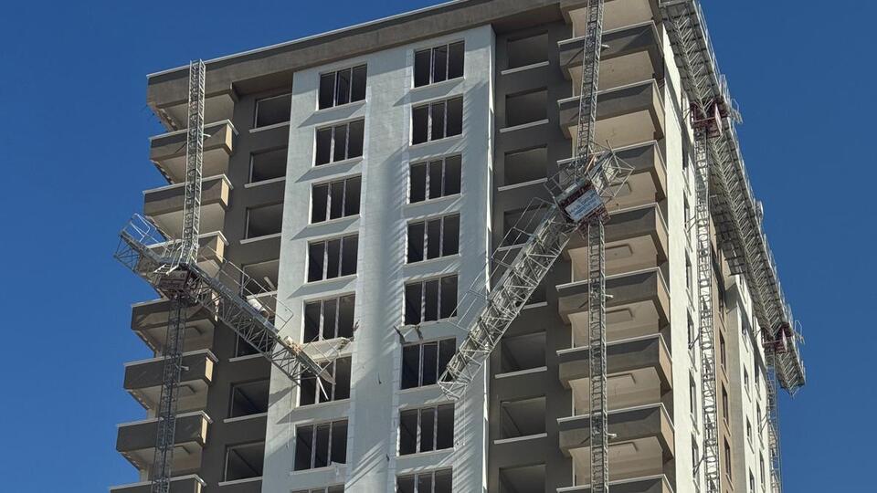 12'nci kattaki yük asansörü ikiye ayrıldı!