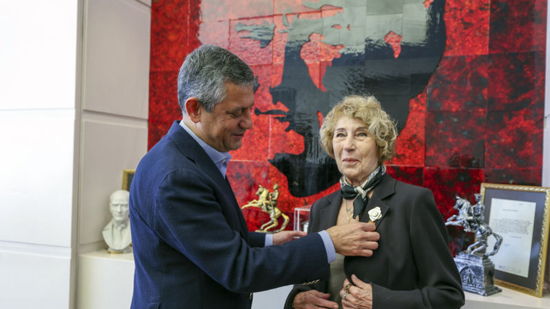 Özgür Özel, CHP'ye üye olan Ayşe Kulin'e rozet taktı | SON DAKİKA HABERİ