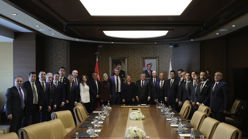 Bakan Bak, Fenerbahçe yönetimini kabul etti!