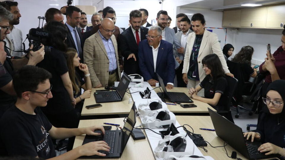 Kayseri'de Mobil Dijital Gençlik Merkezi açıldı