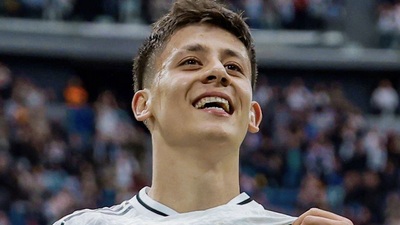 İspanya sokaklarını Selda Bağcan'la turladı