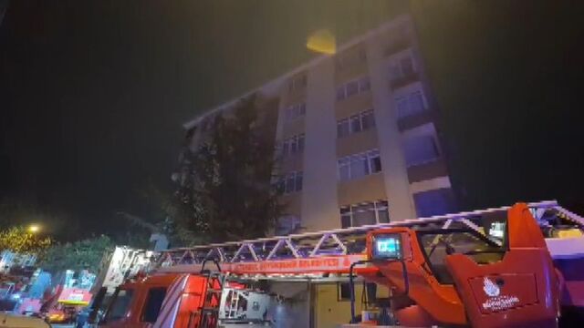 Kadıköy'de 5 katlı binada yangın paniği!