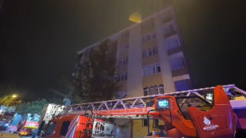 Kadıköy'de 5 katlı binada yangın paniği!