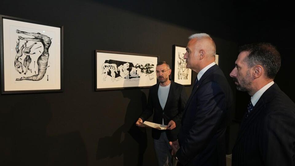 Bakan Ersoy, Hâlâ Yaşıyorum sergisini gezdi