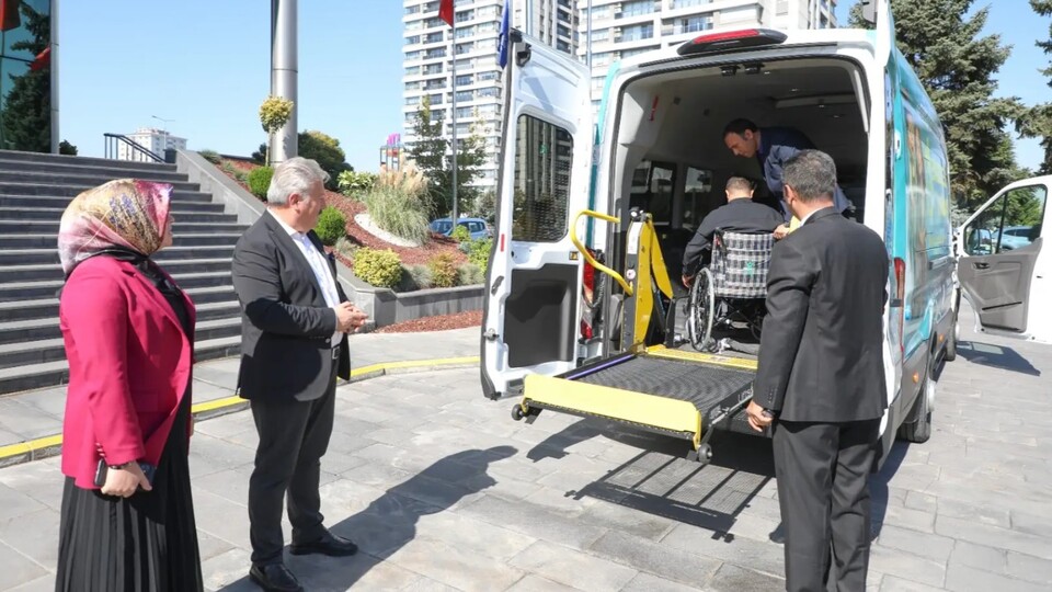 "Engelsiz Melikgazi" minibüsü hizmete sunuldu
