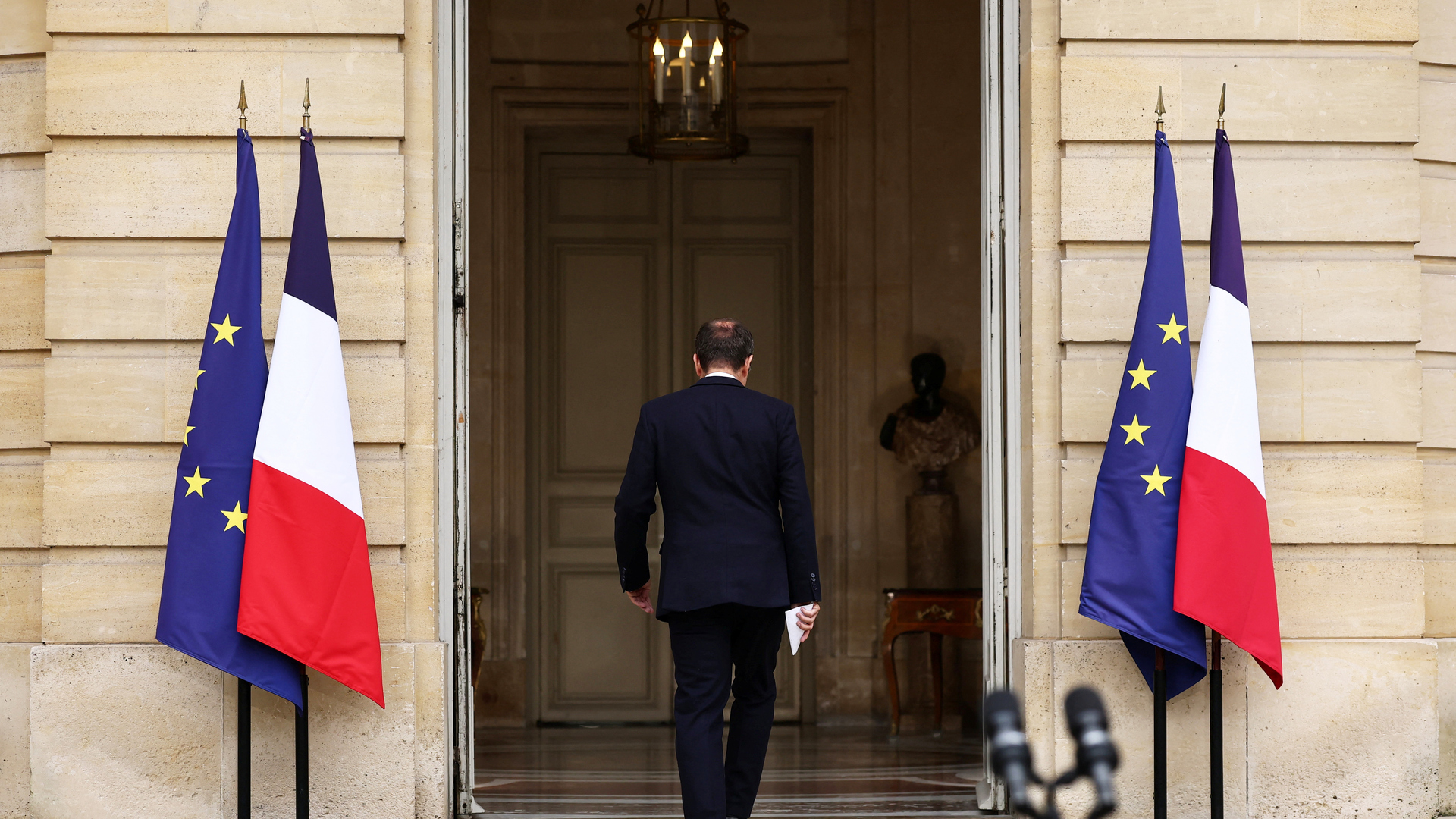 Fransa, tarihinin en büyük siyasi krizini yaşıyor: Macron çıkmazda | Dış Haberler