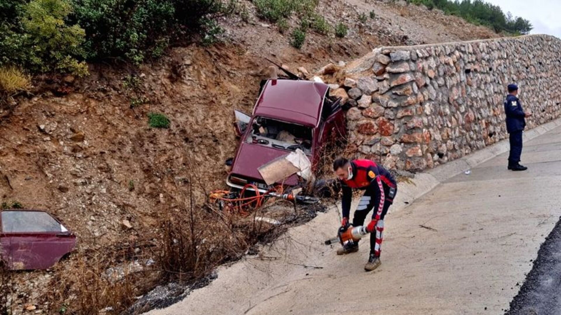 Kütahya'da istinat duvarına çarpan otomobilin sürücüsü ile eşi öldü