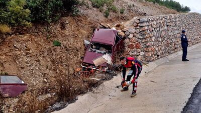 Otomobil istinat duvarına çarptı: 2 ölü