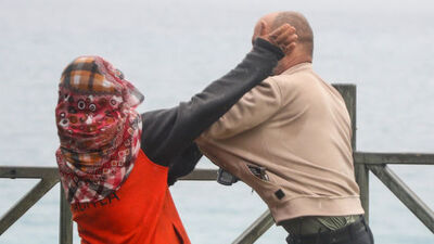 Mahsur kaldığı falezlerden kurtarıldı, gazetecilere saldırdı