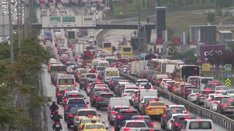 İstanbul'da yağış trafiği kilitledi