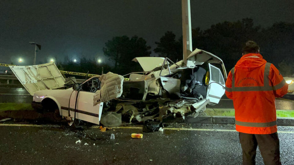 Aydınlatma direğine çarpan otomobil ikiye ayrıldı