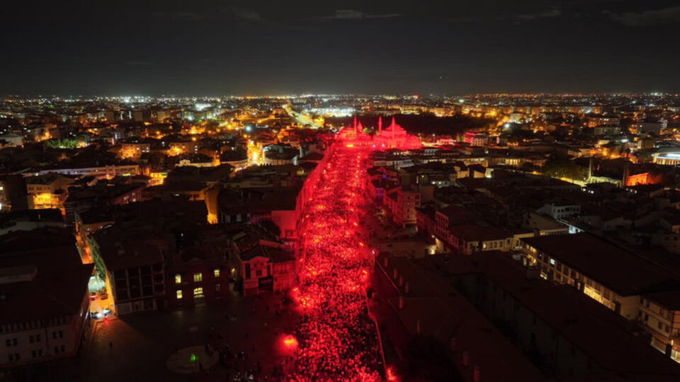 Her yer kıpkırmızı