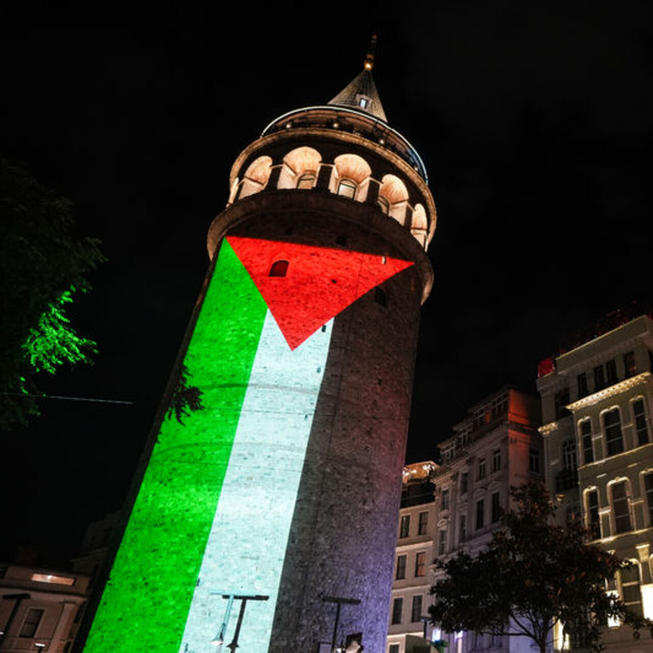 Galata Kulesi'ne Filistin bayrağı yansıtıldı